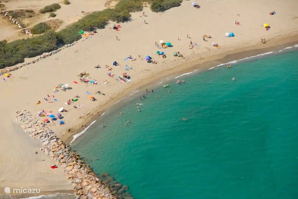 Schönes azurblaues Wasser an einem ruhig gelegenen Strand Saint Cyprien South.