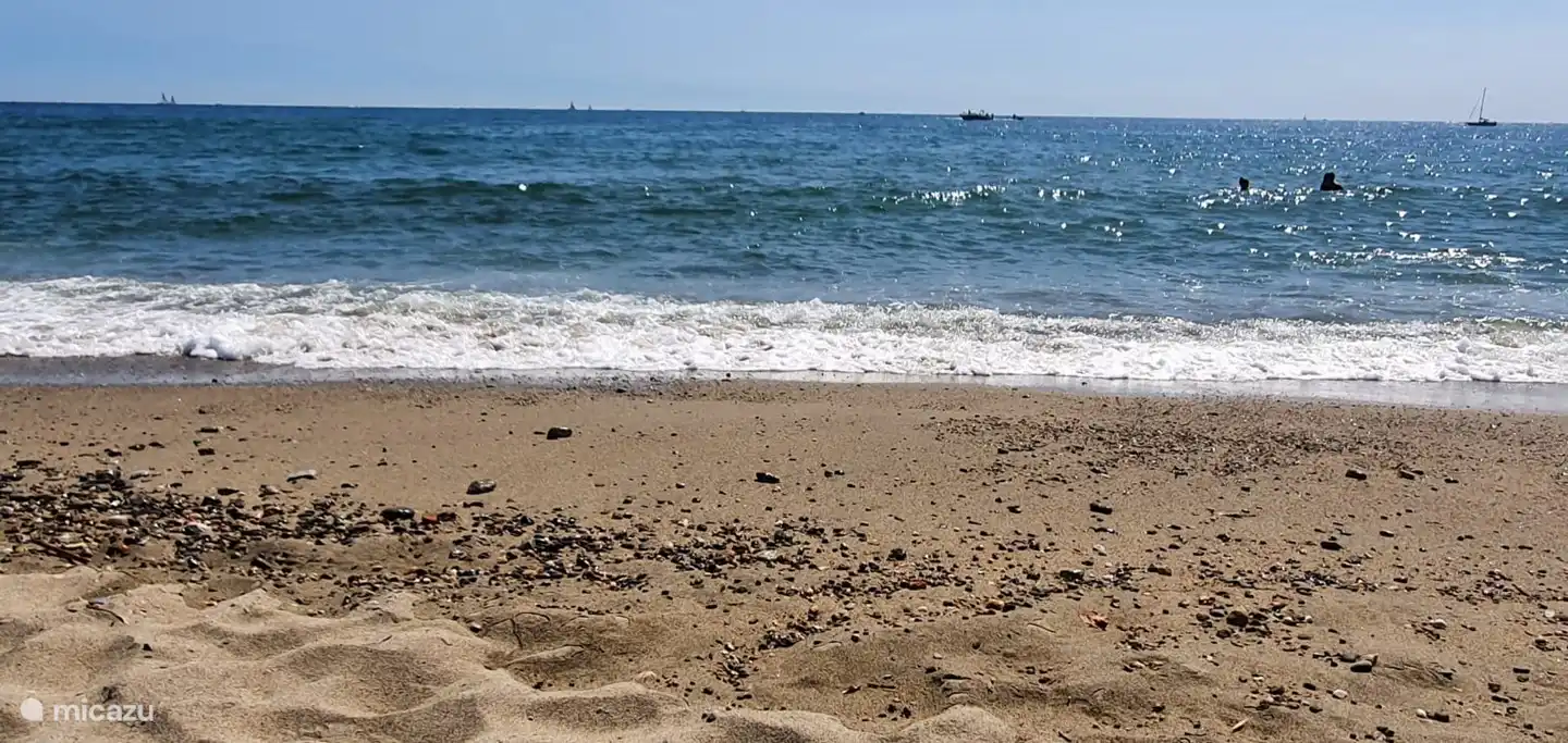 Genießen Sie ein Bad im warmen Mittelmeer.