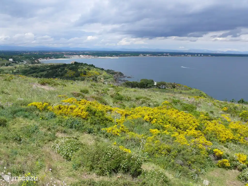 Die schöne Küste im Frühling. Mit schönen Wanderwegen von Dorf zu Dorf.