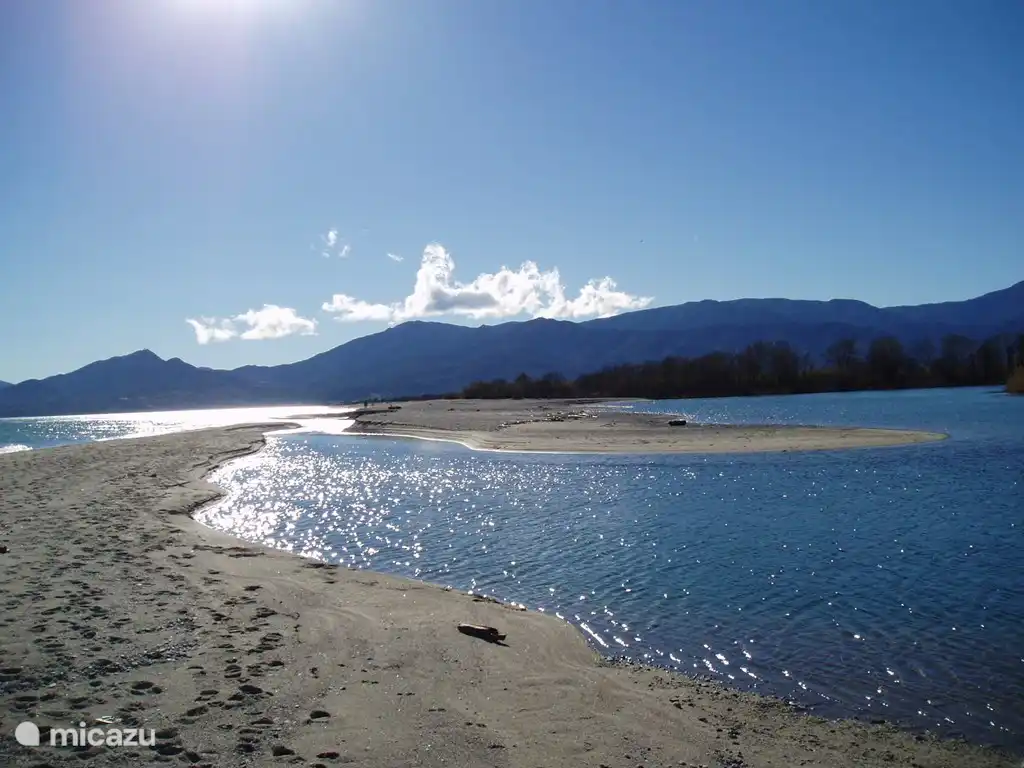 Meer und Berge bei schwachem Wind.