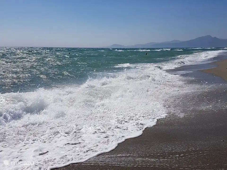 Das Meer kann auch wild sein, mit Blick auf die Pyrenäen.