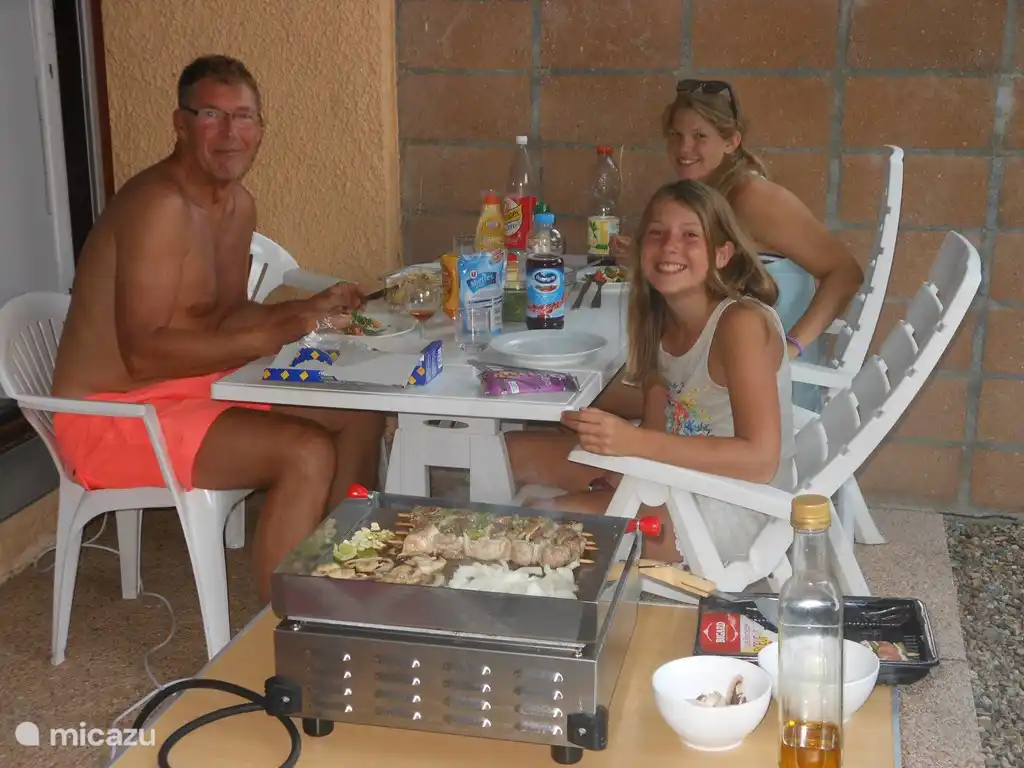 Der elektrische Plancha BBQ ist bereit für den Abend, um leckeres Fleisch und Gemüse, Salate nach einem Tag am Strand zuzubereiten.