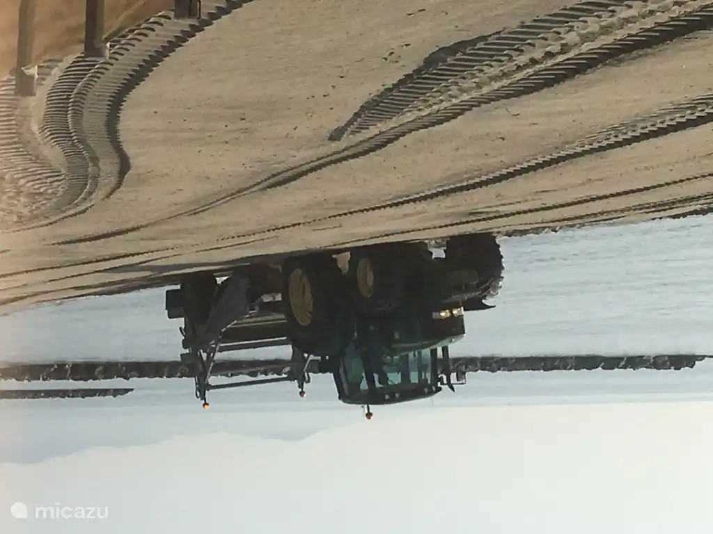 Der Strand wird im Sommer täglich gereinigt und geglättet.