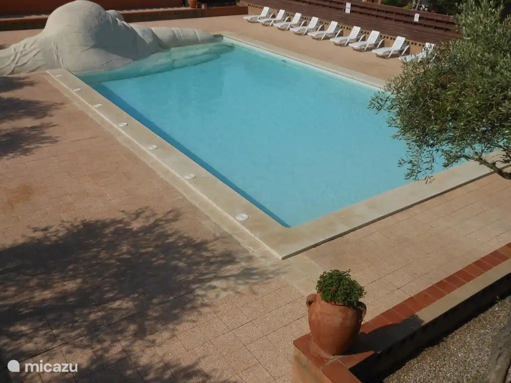 Schwimmbad 16x9 Meter. Für Groß und Klein geeignet. Tiefe 55-135 cm.