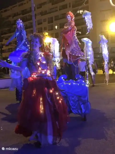 Abends im Hafenbereich mit Restaurants ein Sommerprogramm mit Musik, Tanz, Varieté