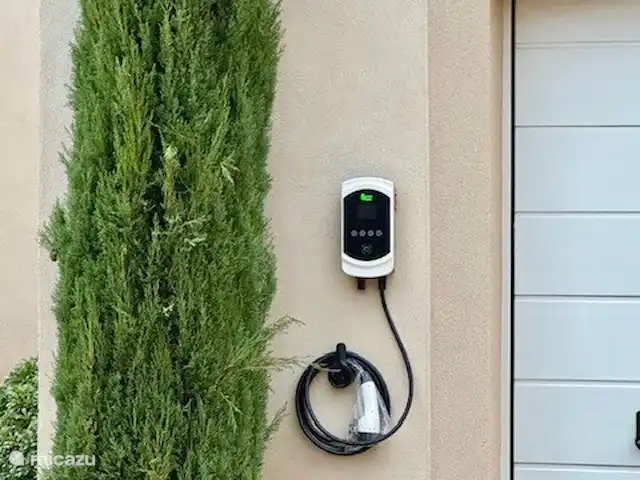 Provence pure | France, Vaucluse, Saumane-de-Vaucluse - villa Borne de recharge pour voitures électriques et hybrides.