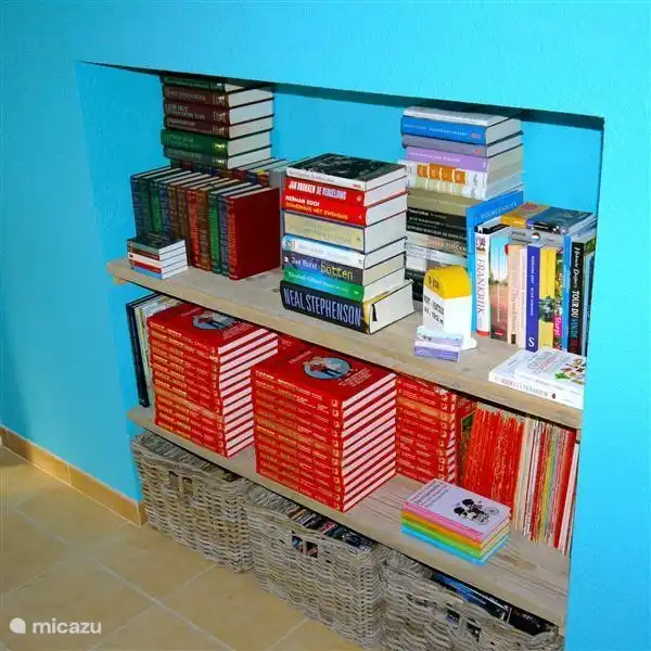 The spacious library with many books. Novels, thrillers (eg the whole series of Nicci French), information books about France, cookbooks, etc. For children: comics! Many Spike and Suzy but also plenty of other fun stories.