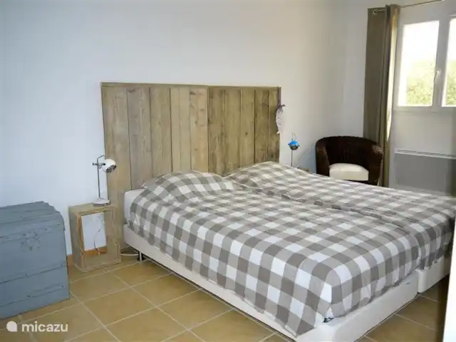 Provence pure | France, Vaucluse, Saumane-de-Vaucluse - villa 1 des 4 chambres, chacune avec 2 lits simples (2 mètres de long) et couettes 4 saisons