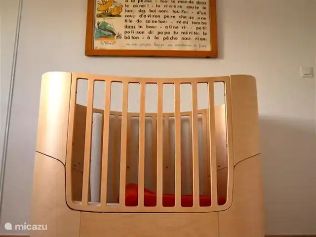 Provence pure | France, Vaucluse, Saumane-de-Vaucluse - villa Notre beau lit enfant en bois et de très bonne qualité