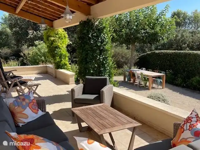 Provence pure | France, Vaucluse, Saumane-de-Vaucluse - villa Le joli salon installé sur l'une des terrasses