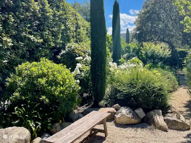 Provence pure | France, Vaucluse, Saumane-de-Vaucluse - villa Beau jardin autour de la villa