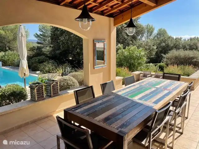 Provence pure | France, Vaucluse, Saumane-de-Vaucluse - villa La grande table à manger de l'auvent avec une belle vue