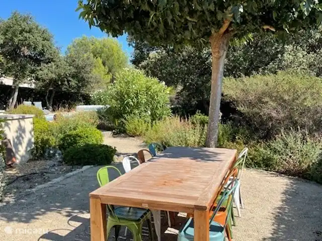 Provence pure | France, Vaucluse, Saumane-de-Vaucluse - villa Une belle 2ème table à manger dans le jardin