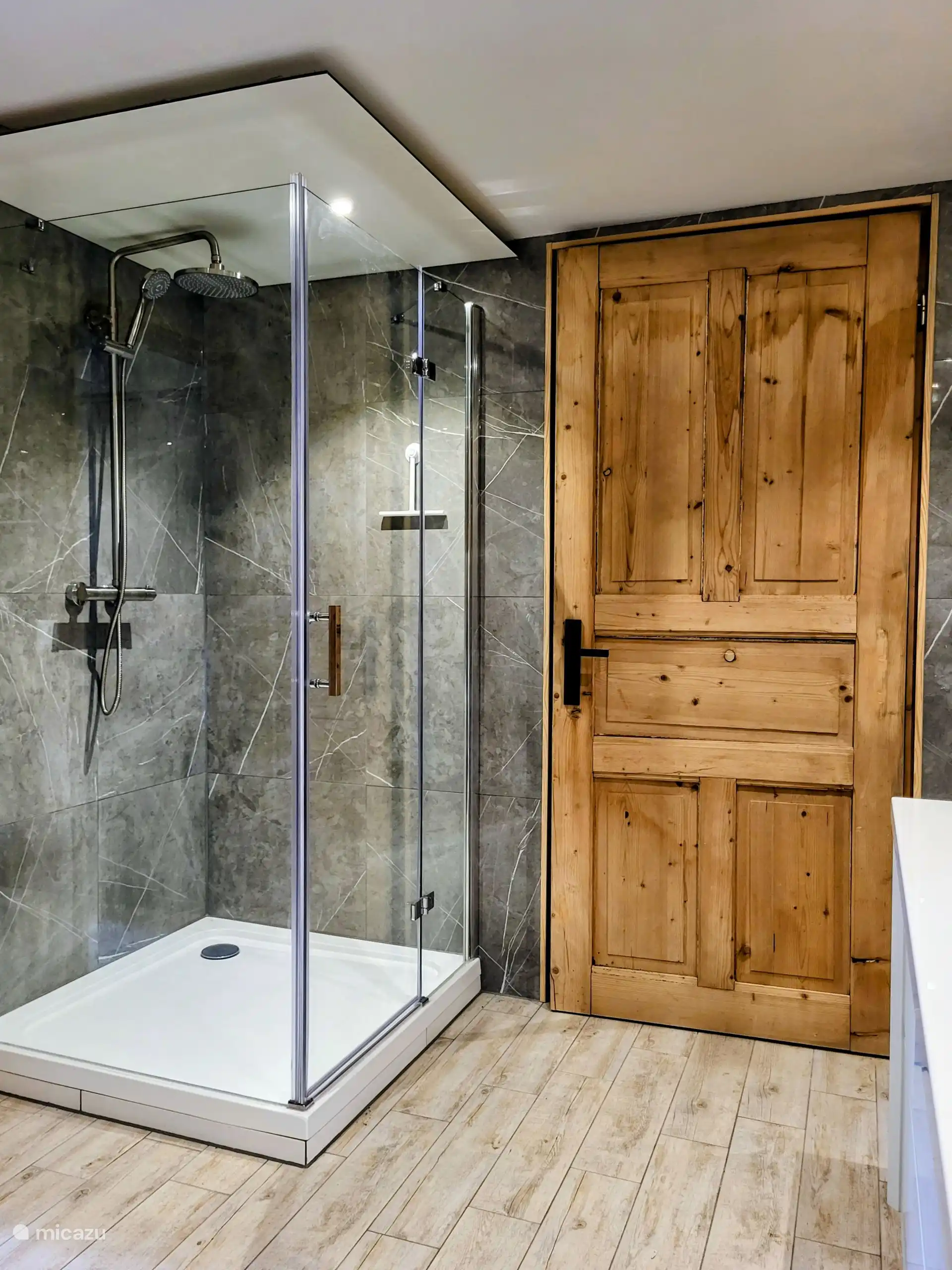 tweede badkamer op de beneden verdieping met douche en badmeubel