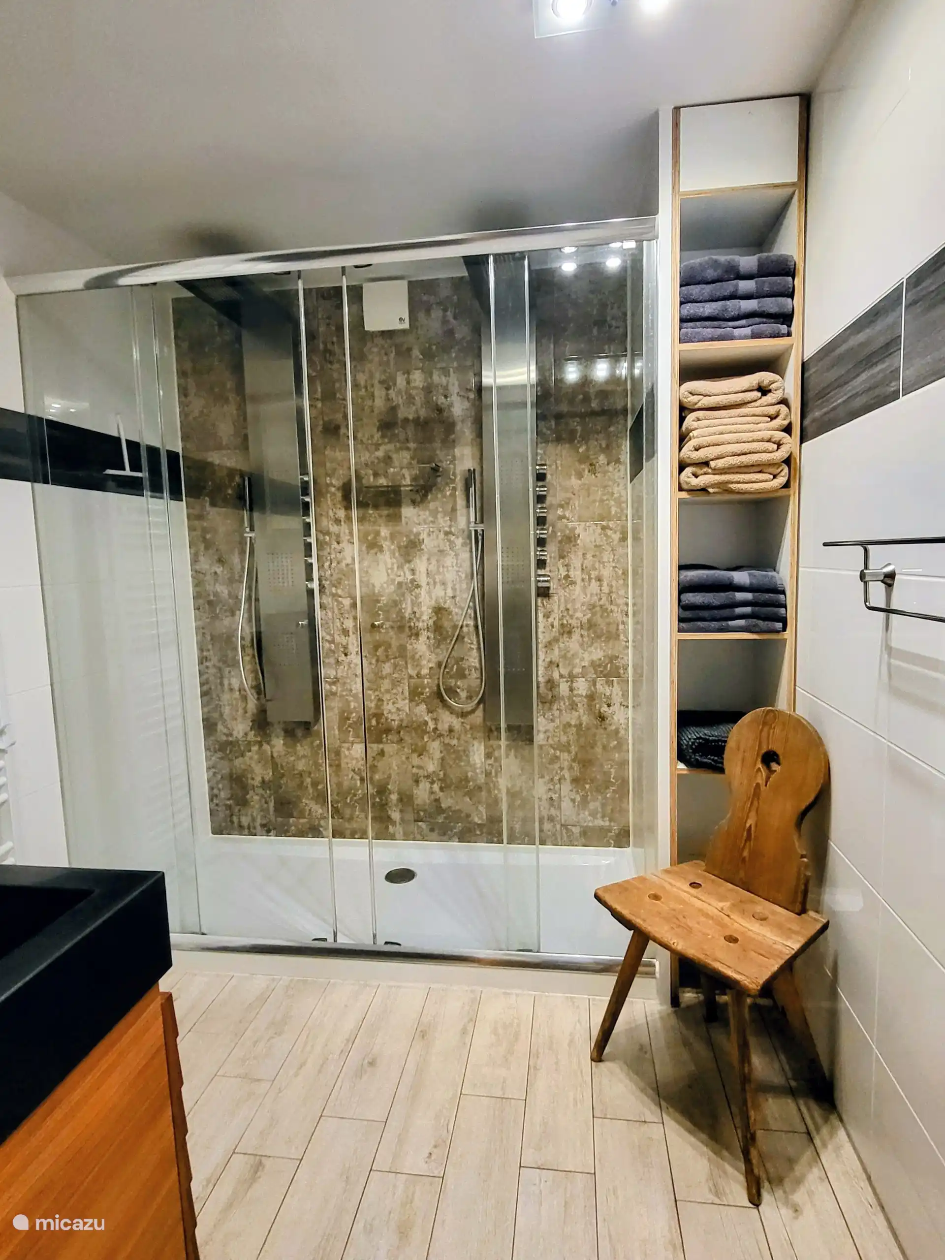 Salle de bain du rez-de-chaussée avec douche double et double lavabo.