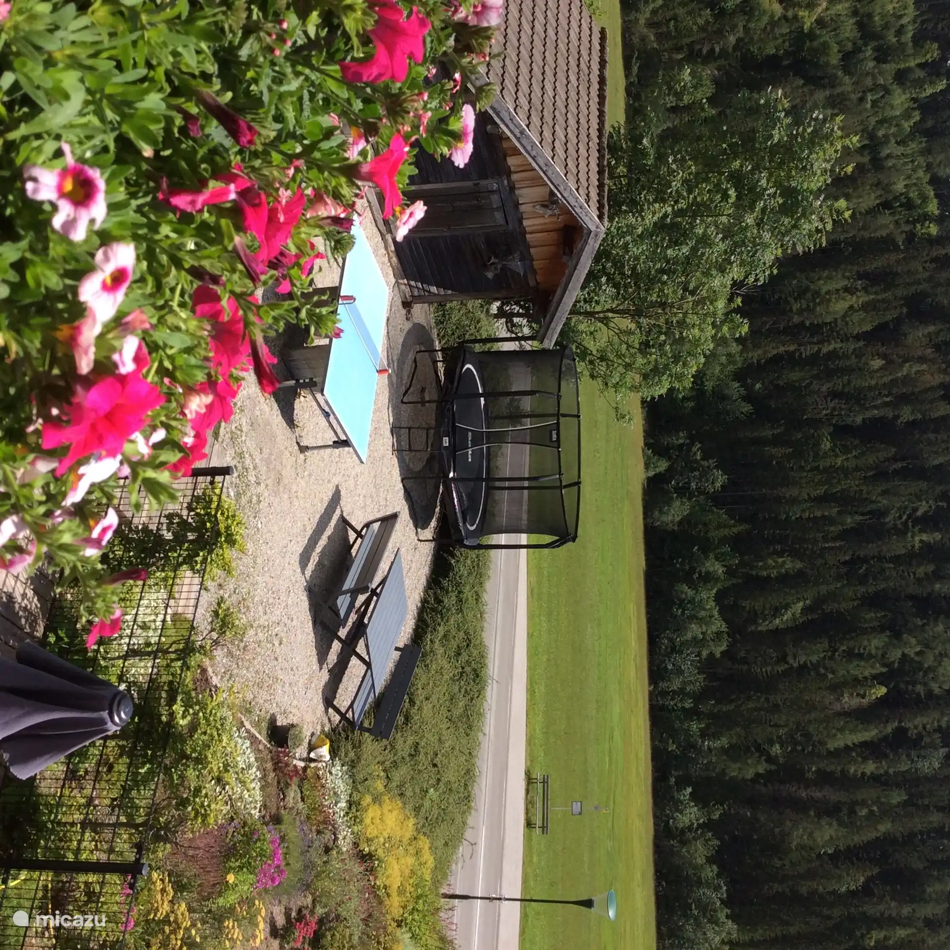 La terraza orientada al sur. En julio y agosto hay una cama elástica y una mesa de ping-pong. Barbacoa disponible.