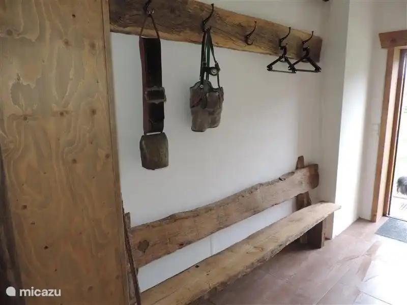 El sofá con perchero en el recibidor.