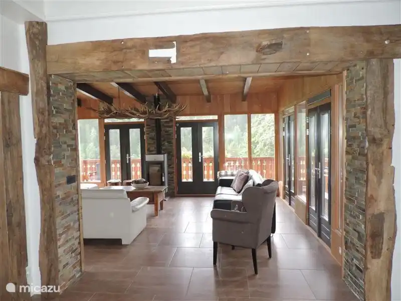 Esta foto fue tomada desde el comedor en la sala de estar hacia el conservatorio.