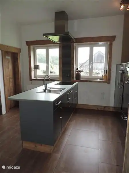 Cocina con isla de cocina.