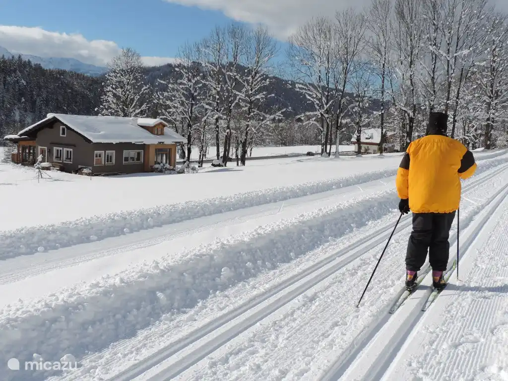 La pista de esquí de fondo pasa por delante y por detrás de la casa. Esto se prepara todos los días.