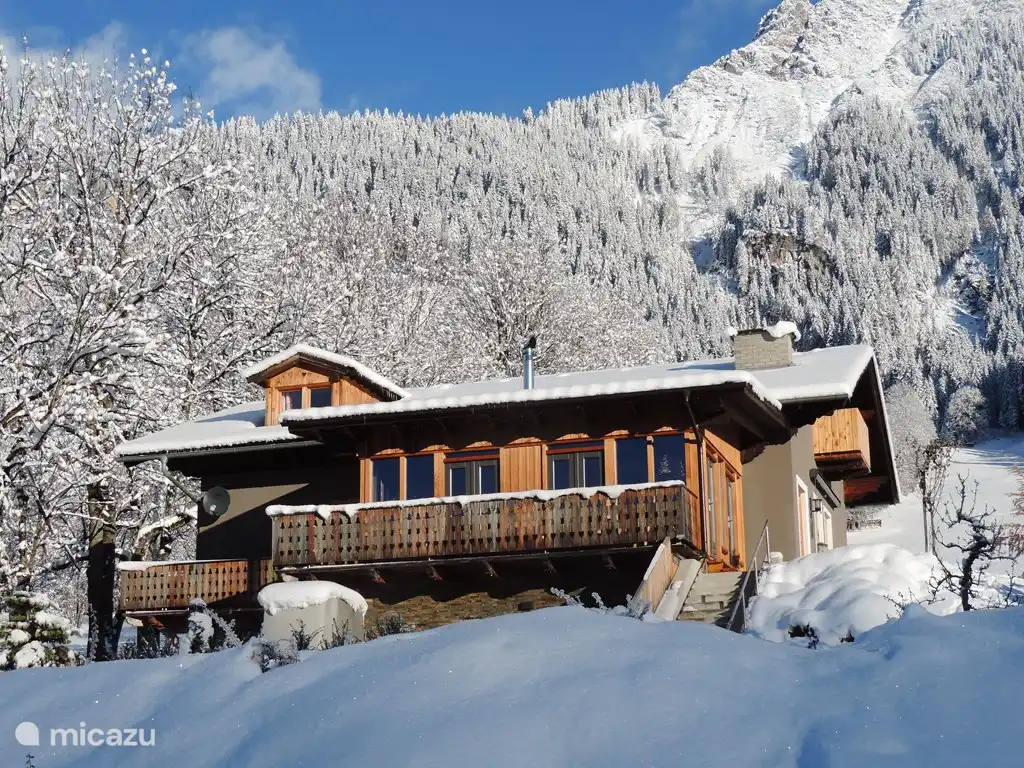 Vista frontal vista desde la carretera.