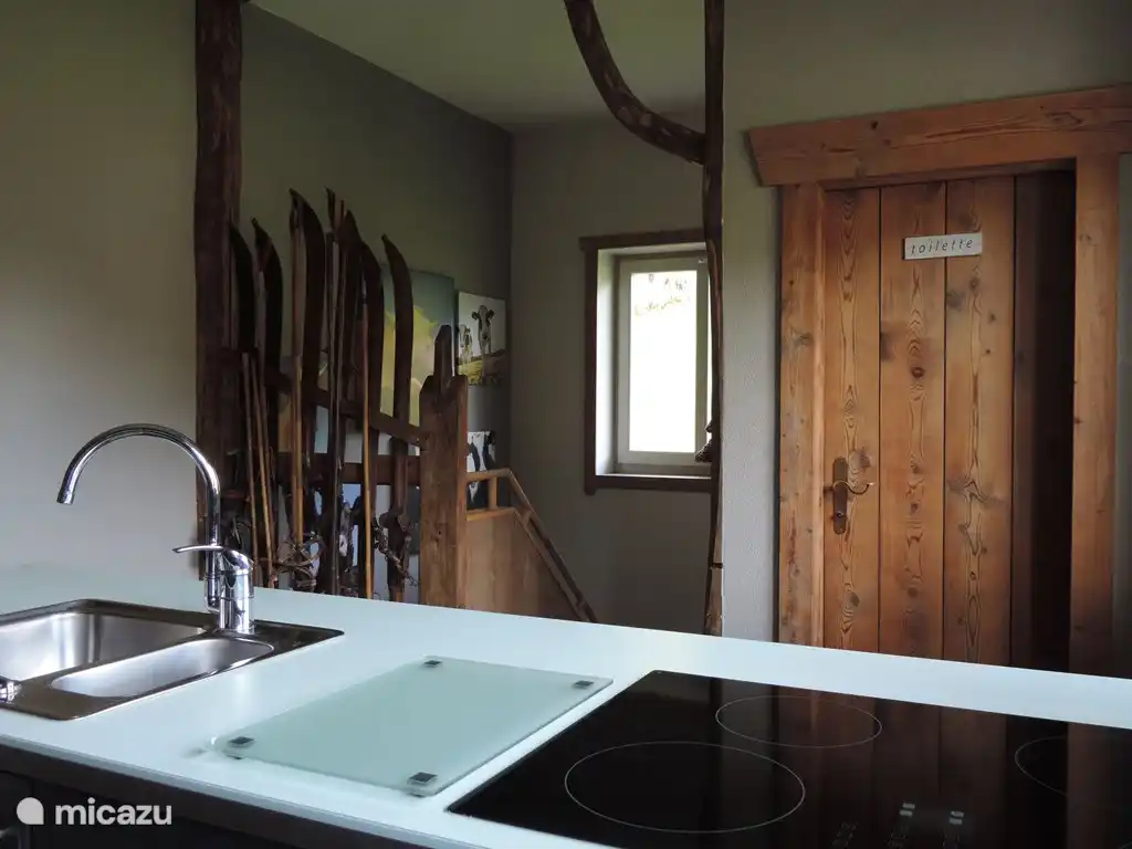 Visto desde la cocina hasta el hueco de la escalera.