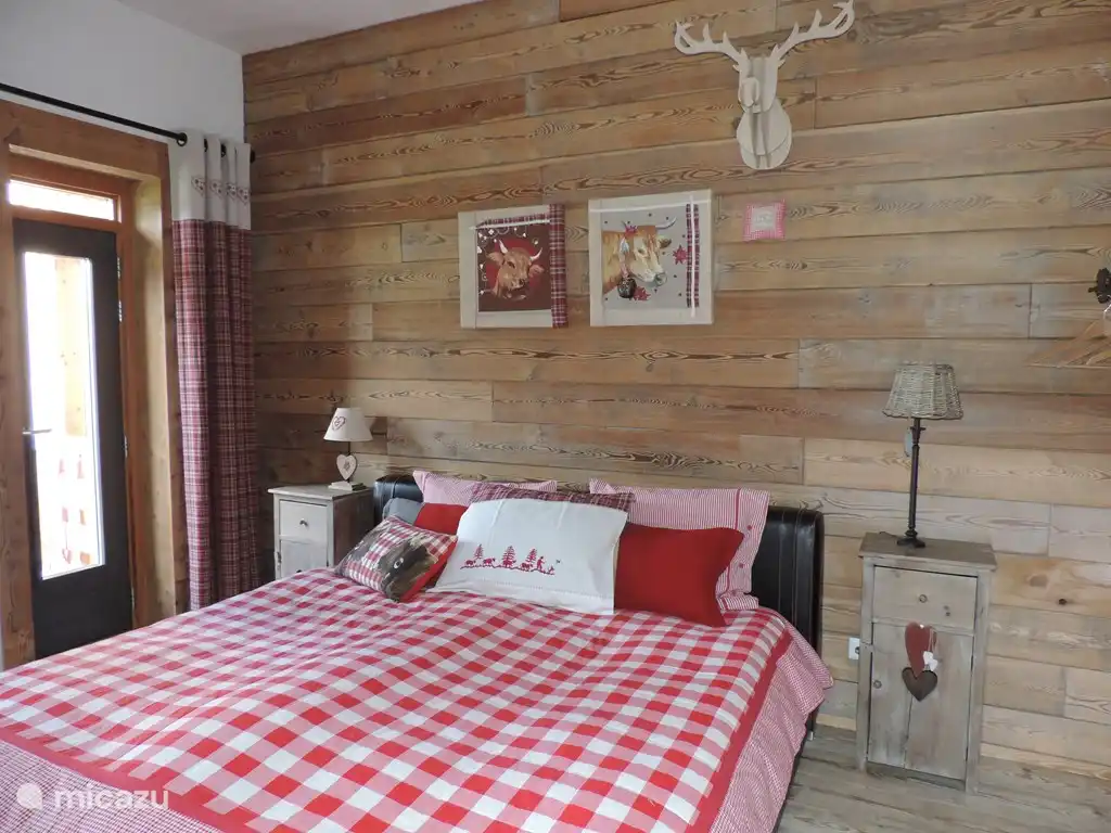 La habitación doble de arriba con puertas al balcón corrido.