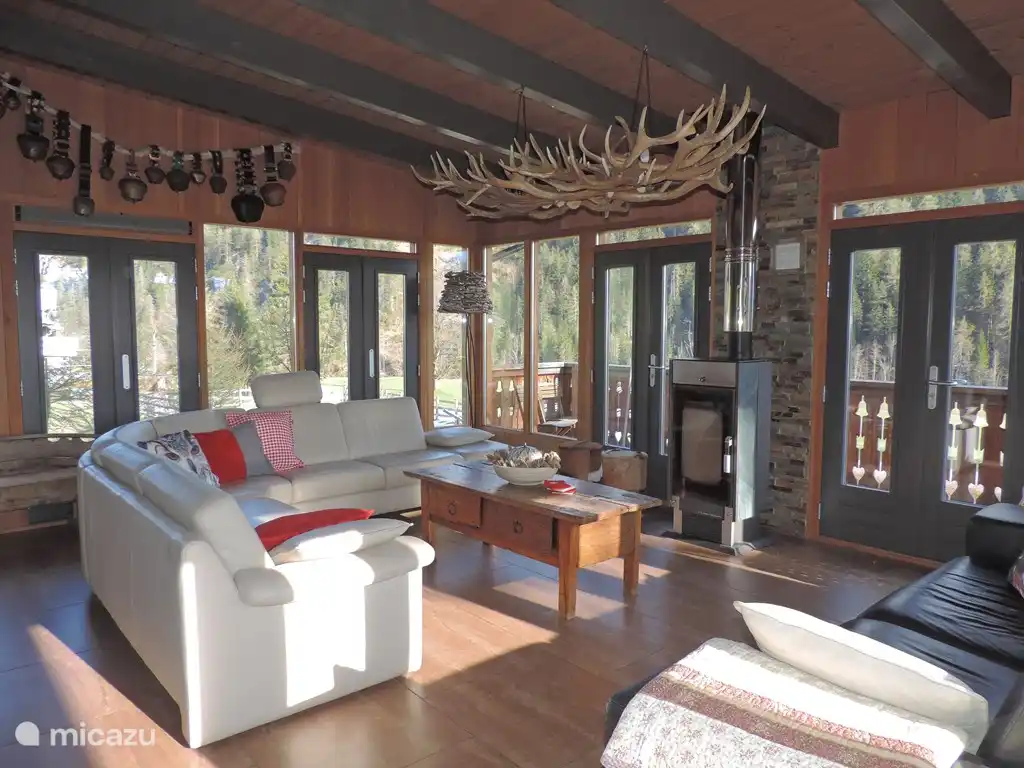El jardín de invierno soleado con la estufa de leña.