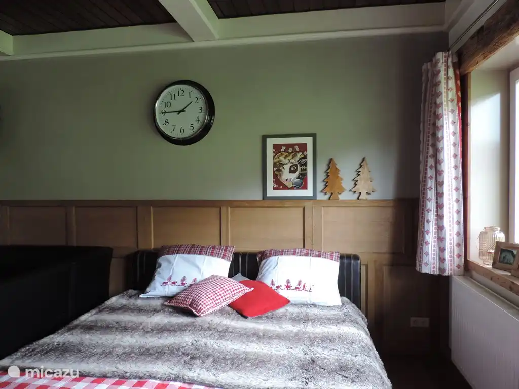 La cama matrimonial en la sala con la mejor vista.