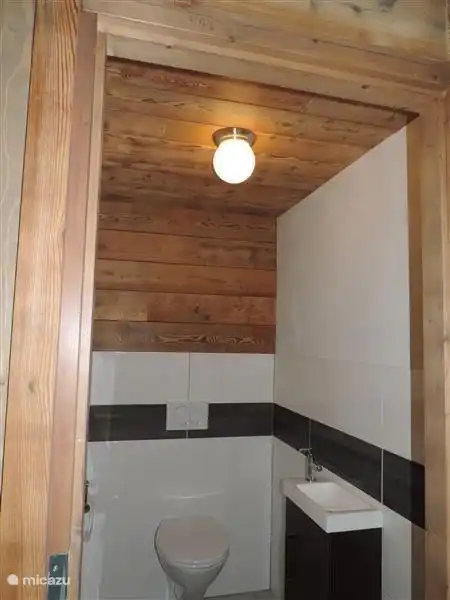 WC separado en el sótano.
Justo en frente del baño.