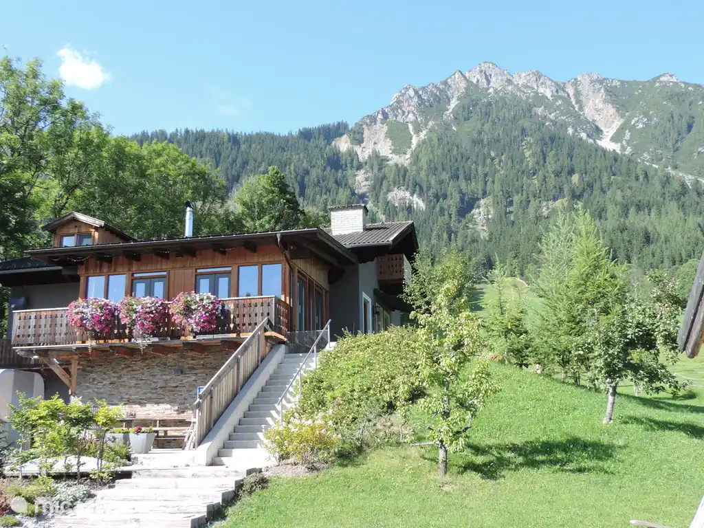 Visto desde la carretera, con un precioso rincón soleado a la izquierda de la escalera.