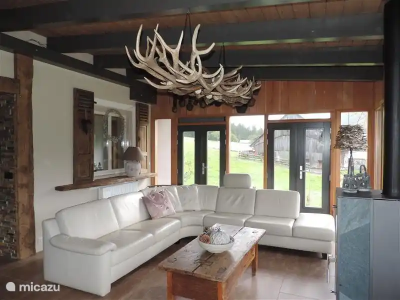 El jardín de invierno con el sofá esquinero de cuero muy espacioso.