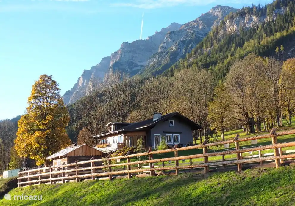 Vista frontal desde la calle de la derecha