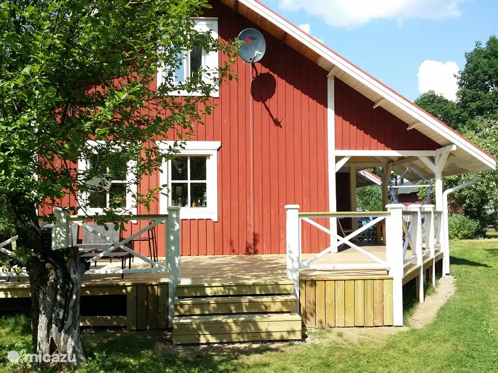 Access to the porch on the side of the house.