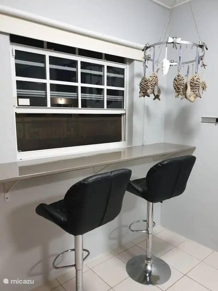 Auf einem der Barhocker nach draußen schauen