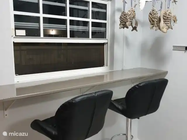 Maison Andries Steenrijk | Curaçao, Curaçao-Centre, Steenrijk - appartement Profitez de regarder dehors sur l'un des tabourets de bar