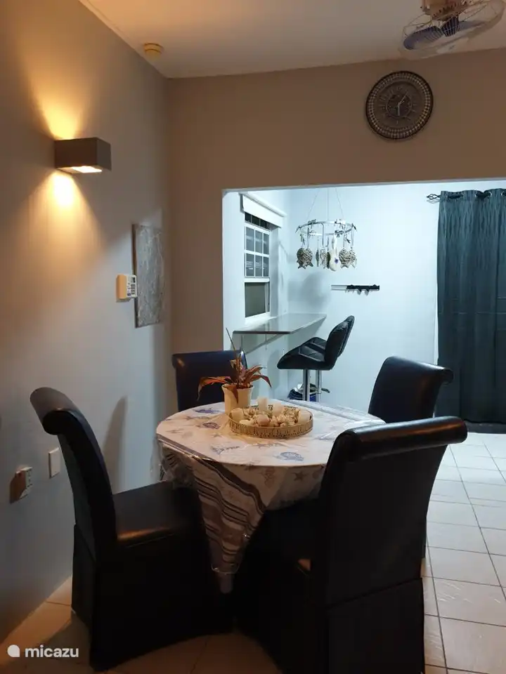 Leckeres Essen am Esstisch oder vor dem Fenster an der Bar