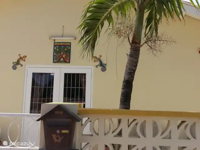 Maison Andries Steenrijk | Curaçao, Curaçao-Centre, Steenrijk - appartement Une jolie maison où tout a été pensé. Beaucoup de gens vous ont précédé et sont revenus. Tout a été pensé pour la sécurité, l'alarme, les chaînes de sécurité aux portes, la clôture autour du porche, etc. Un quartier magnifique à proximité de tout