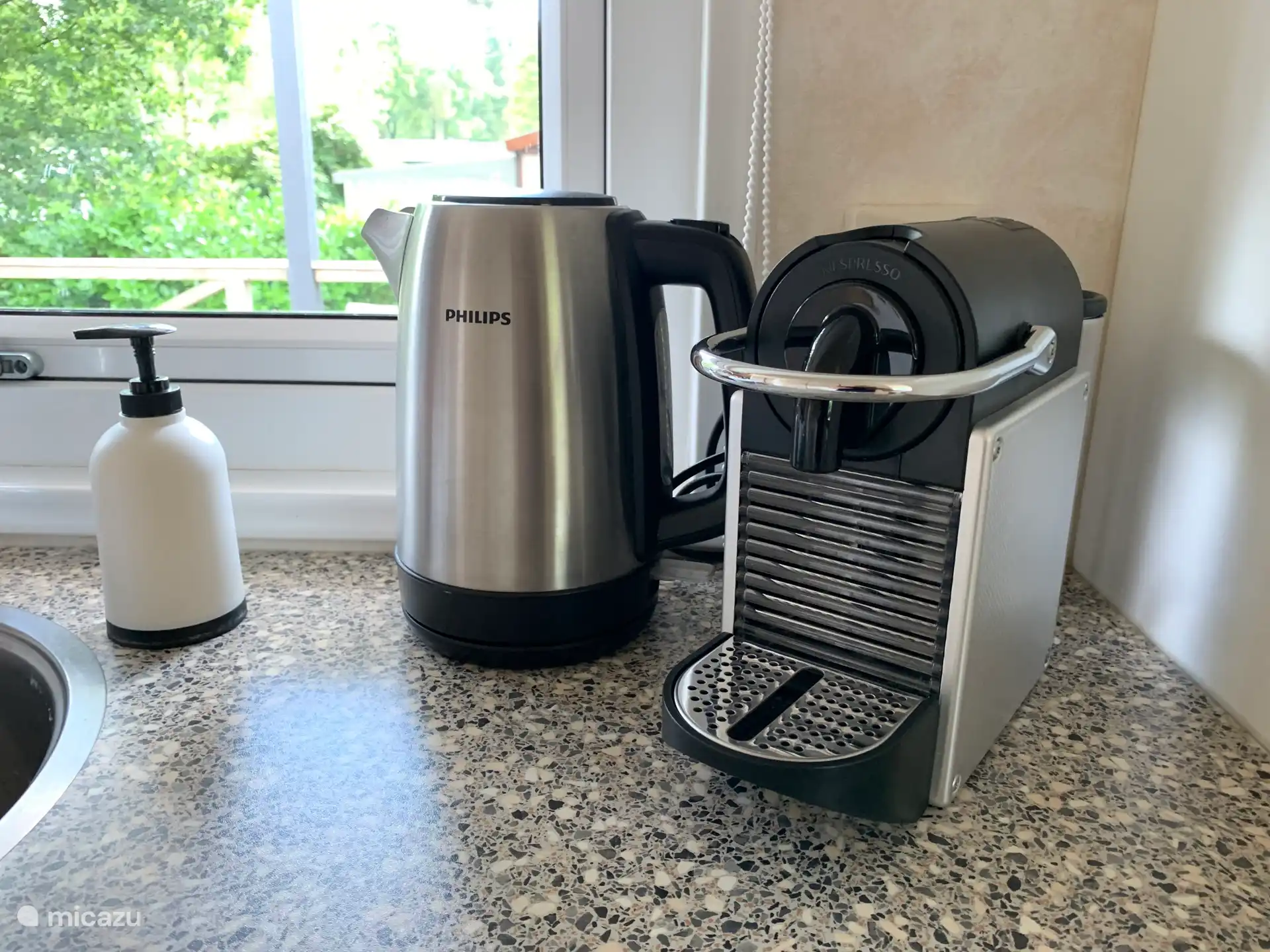Nespresso koffiezetapparaat en 
Waterkoker 
