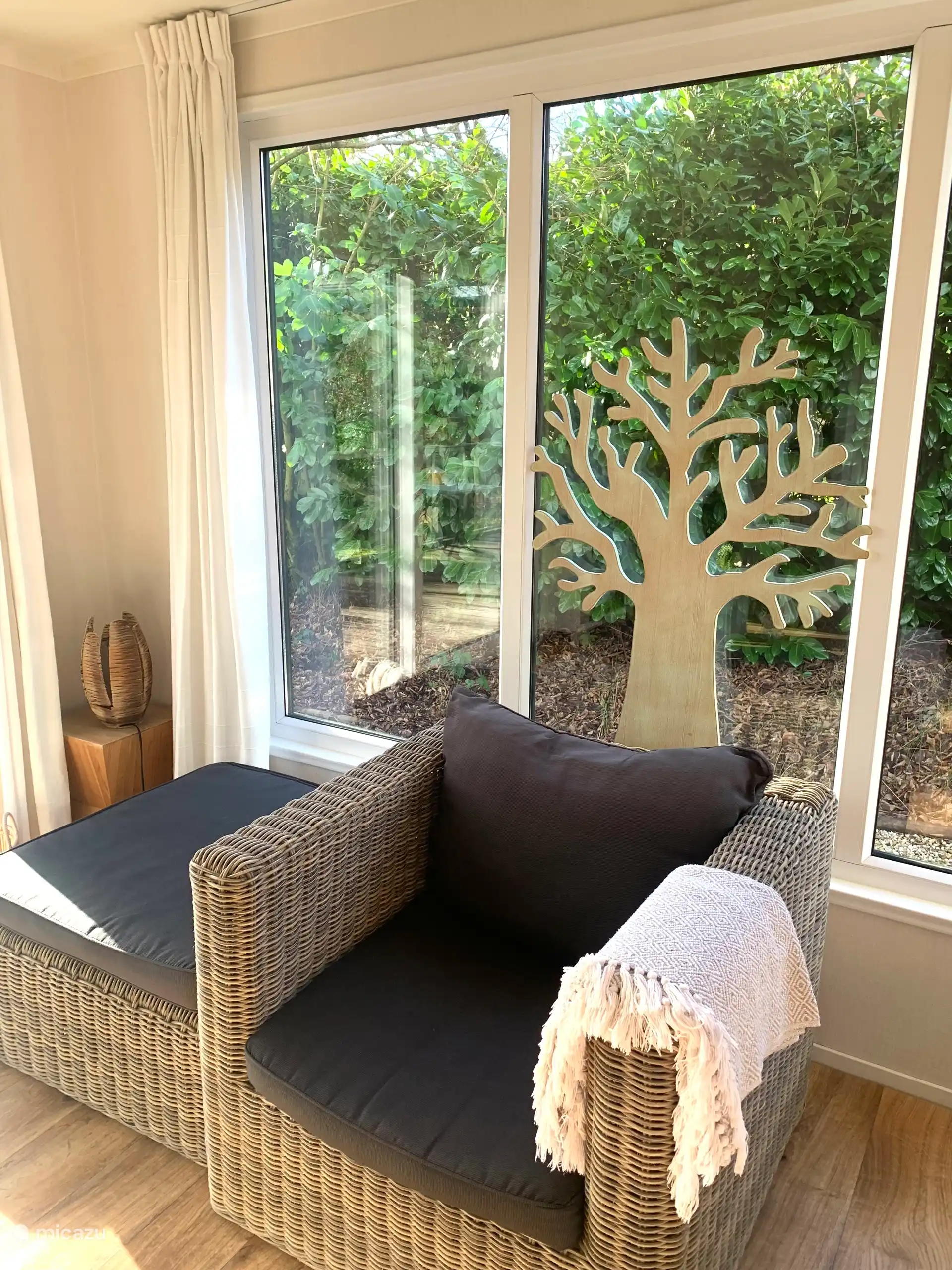 Woonkamer met uitzicht op de veranda en tuin