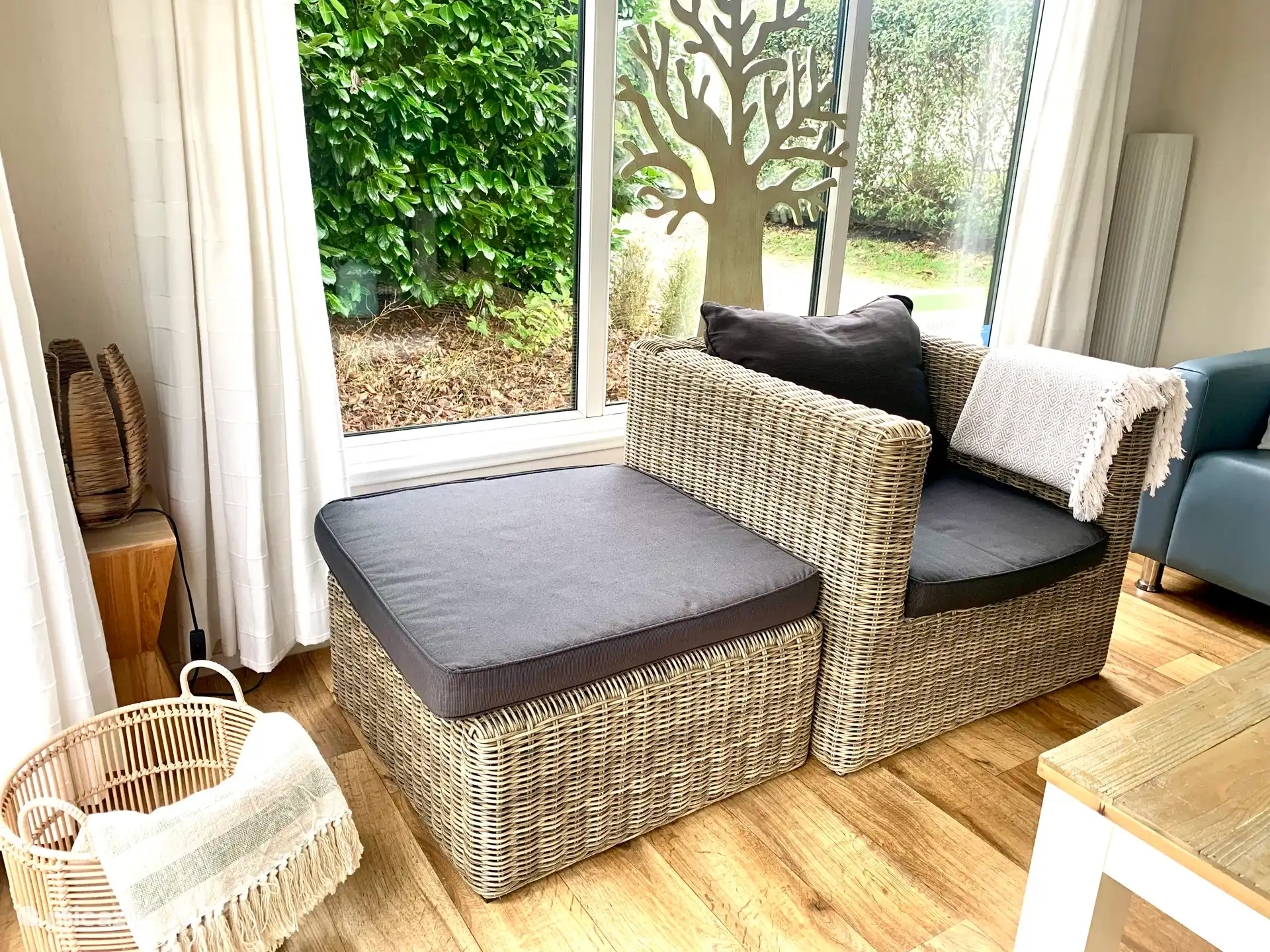 Voldoende zitgelegenheid met uitzicht op de tuin