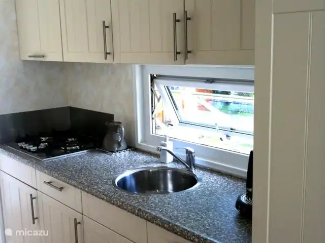 Sunny Chalet Beekbergen Veluwe huren in Nederland, Gelderland, Beekbergen - chalet De keuken, voorzien van alles wat u nodig heeft.
Nespresso koffieapparaat met gebruik van cupjes