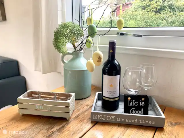 Sunny Chalet Beekbergen Veluwe huren in Nederland, Gelderland, Beekbergen - chalet De eettafel met een gratis flesje wijn bij aankomst