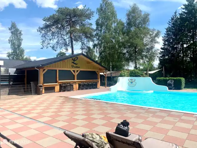 Sunny Chalet Beekbergen Veluwe huren in Nederland, Gelderland, Beekbergen - chalet Het zwembad met een poolbar geopend in het hoogseizoen