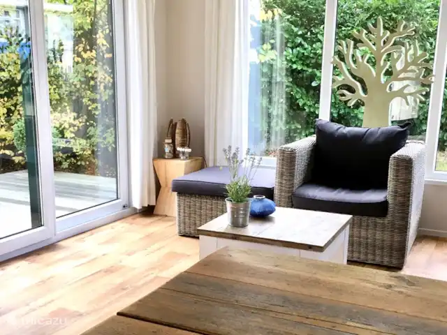Sunny Chalet Beekbergen Veluwe huren in Nederland, Gelderland, Beekbergen - chalet De gezellige zonnige woonkamer met fauteuil en voetenbank