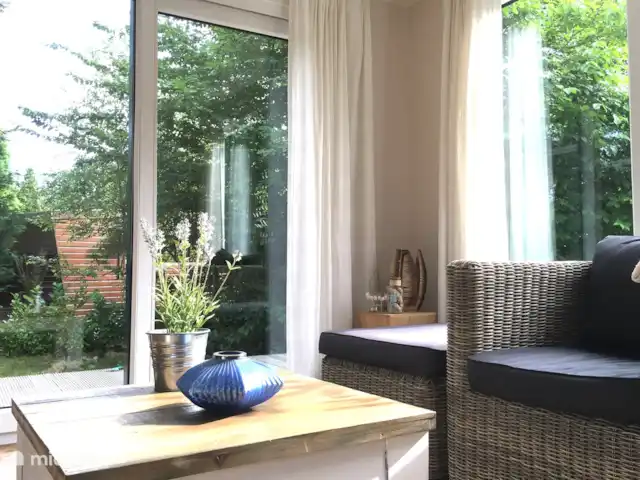 Sunny Chalet Beekbergen Veluwe huren in Nederland, Gelderland, Beekbergen - chalet De zonnige woonkamer met schuifpui