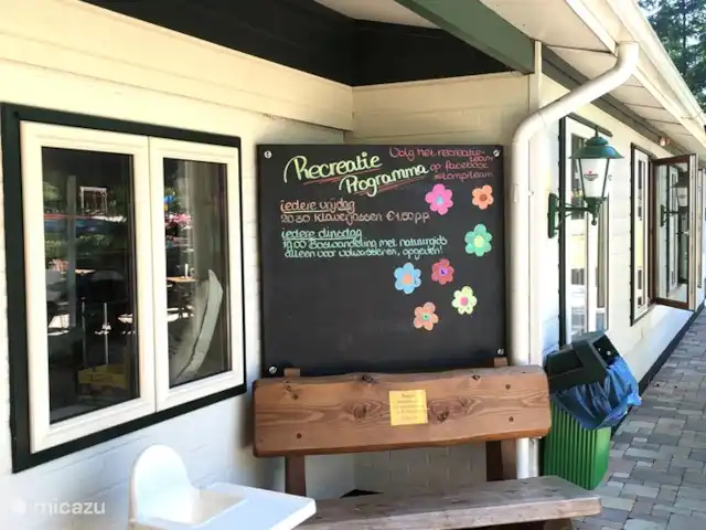 Sunny Chalet Beekbergen Veluwe huren in Nederland, Gelderland, Beekbergen - chalet receptie met melding van veel leuke activiteiten per dag