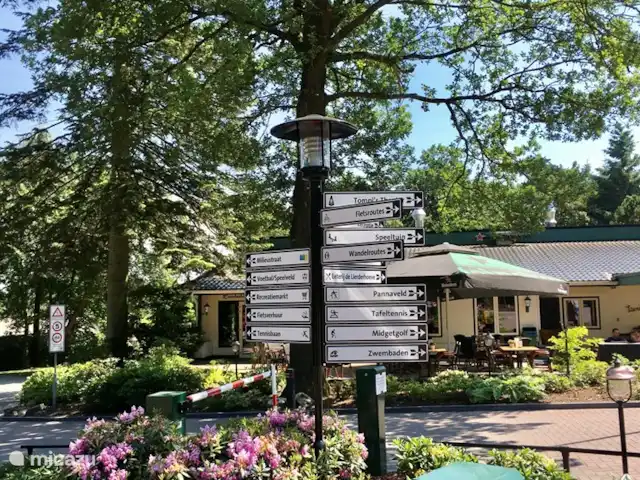 Sunny Chalet Beekbergen Veluwe huren in Nederland, Gelderland, Beekbergen - chalet Bewegwijzering bij hoofingang van het park