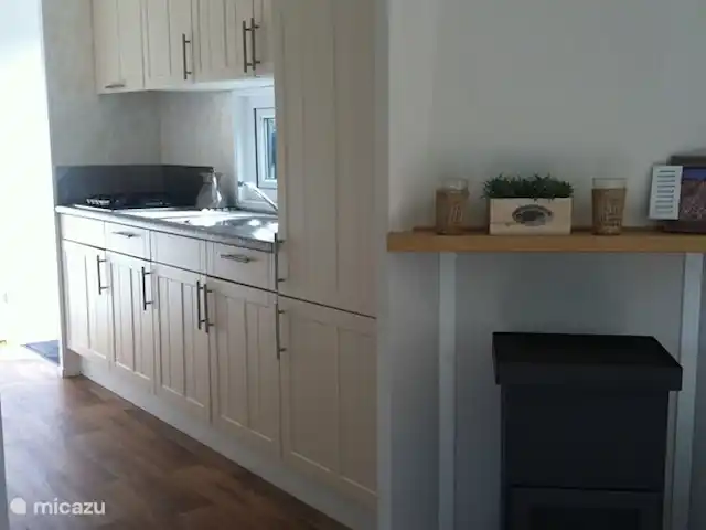 Sunny Chalet Beekbergen Veluwe huren in Nederland, Gelderland, Beekbergen - chalet Luxe keuken, met magnetron, koel-vrieskast en verder van alle gemakken voorzien