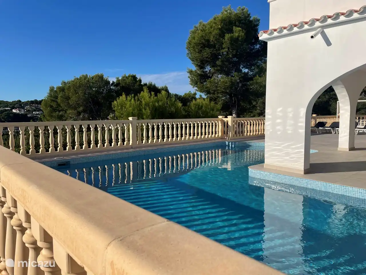 Der Eckpool von 50m2. Der westliche Teil ist auf den ersten 2 Metern 70 cm tief, ideal für kleine Kinder.